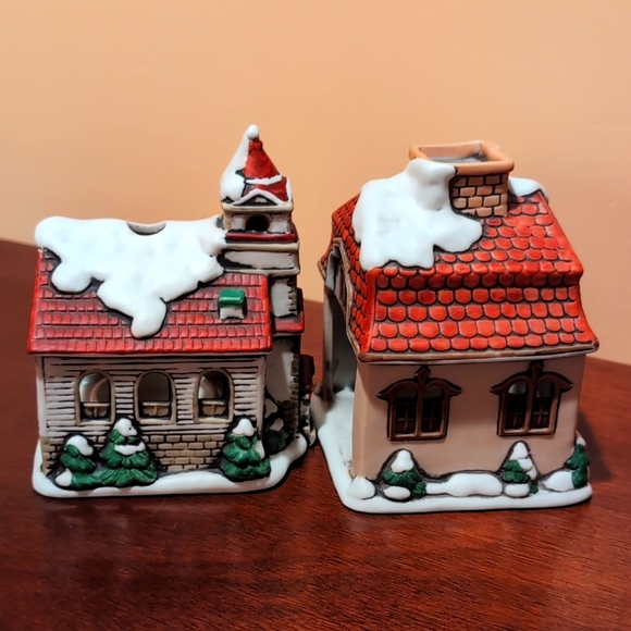 Set of two vintage Lefton Colonial Village Christmas Church and House - Picture 4 of 5